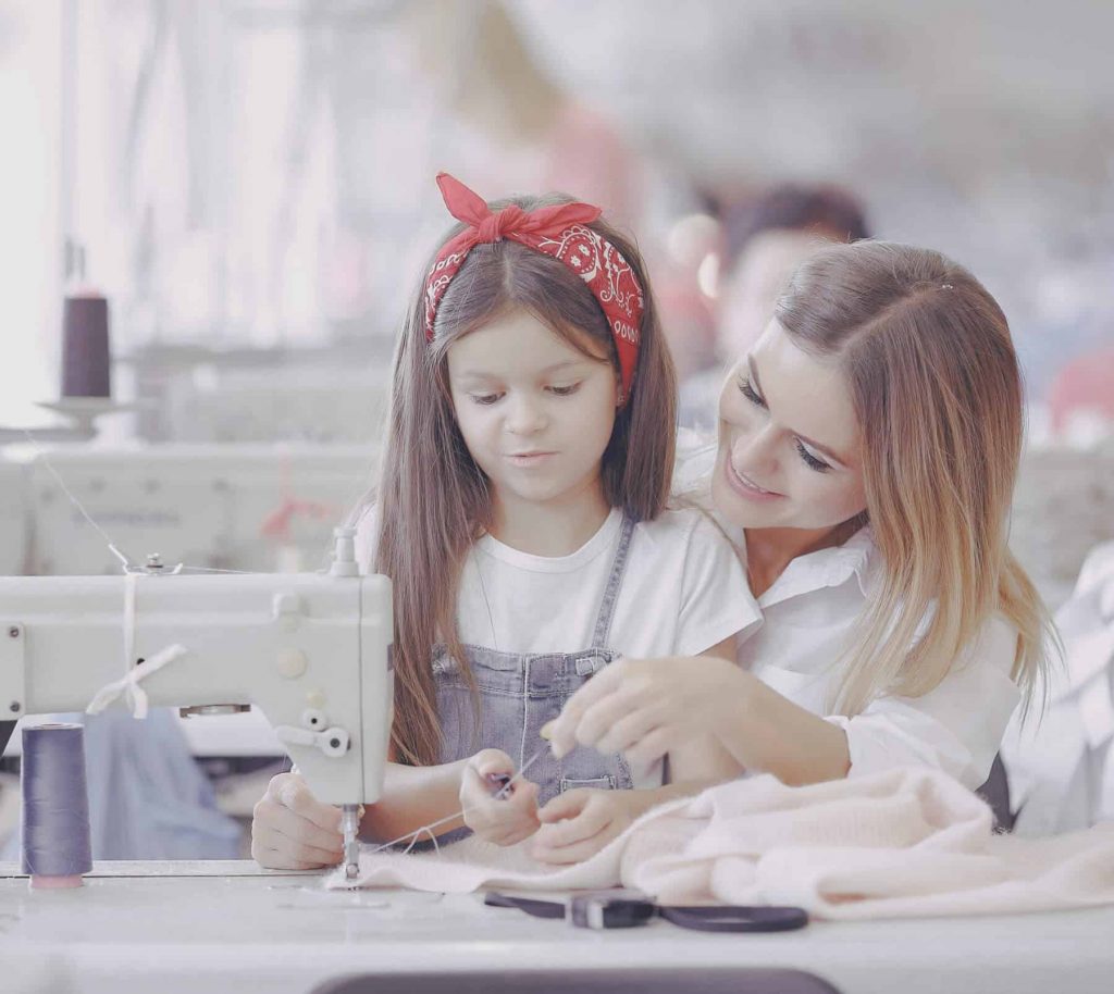 Hemos creado esta tienda online dedicada a ofrecer productos hechos a medida, personalizados con amor y dedicación.