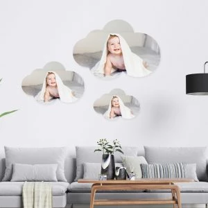 Haz que tus sueños y recuerdos floten. Marco personalizado en forma de nube con efecto flotante AIR. Elige entre PVC o madera, impresión con acabado arena. Perfecto para nurseries, dormitorios y decoración con encanto. ¡Un regalo mágico!