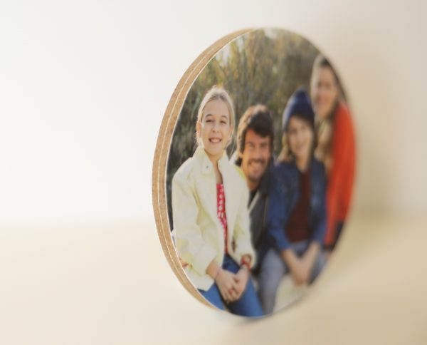 Este imán personalizado con foto, de madera redondo de doble cara es perfecto para capturar tus recuerdos de forma elegante y original.