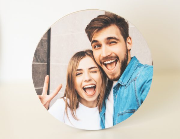 Este imán personalizado con foto, de madera redondo de doble cara es perfecto para capturar tus recuerdos de forma elegante y original.
