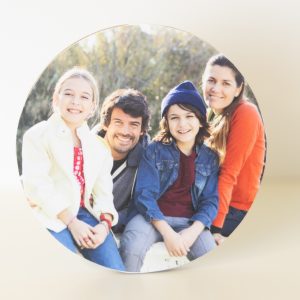 Este imán personalizado con foto, de madera redondo de doble cara es perfecto para capturar tus recuerdos de forma elegante y original.