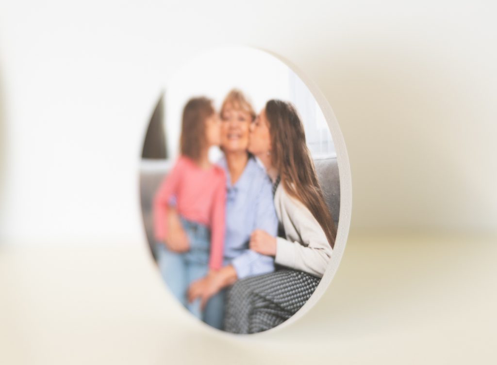 Los Imanes PVC personalizados con foto son un detalle delicado y elegante, ideales como recordatorios de Comunión o Bautizo.