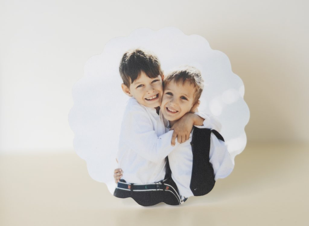 Los Imanes PVC personalizados con foto son un detalle delicado y elegante, ideales como recordatorios de Comunión o Bautizo.