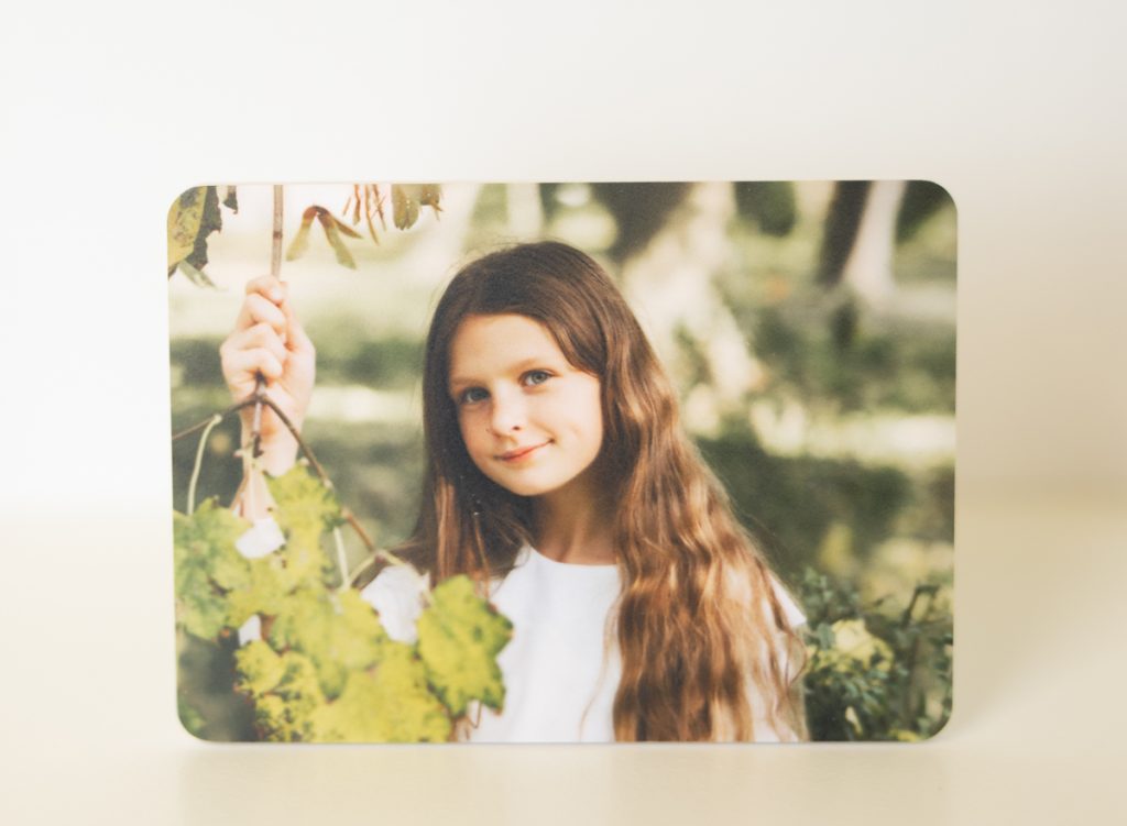 Los Imanes PVC personalizados con foto son un detalle delicado y elegante, ideales como recordatorios de Comunión o Bautizo.