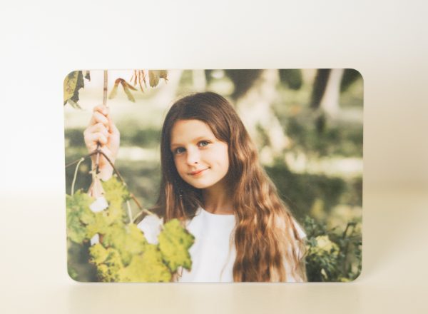 Los Imanes PVC personalizados con foto son un detalle delicado y elegante, ideales como recordatorios de Comunión o Bautizo.