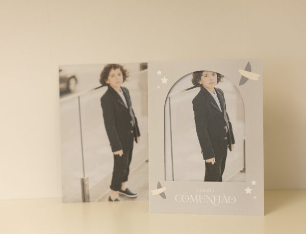 Nuestra lámina rígida de 800 gramos es ideal para preservar y presentar tus fotografías en ocasiones especiales como comuniones y eventos.