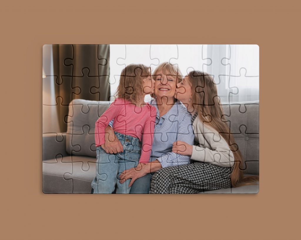Este puzzle de cartón personalizado te permite personalizar cada pieza con la imagen que elijas, convirtiéndolo en un recuerdo único y divertido. Incluye un estuche individual de PVC transparente, ideal para protegerlo y presentarlo como un detalle especial. Perfecto como regalo o recuerdo de momentos importantes, este puzzle combina creatividad y emoción en cada pieza.