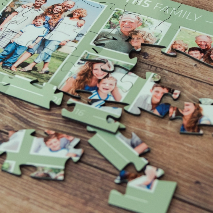 El Puzzle personalizado con fotografía es el regalo perfecto para sorprender y emocionar. Personalízalo con tus imágenes o textos favoritos, elige el tamaño y número de piezas, y crea un recuerdo único lleno de diversión y significado.