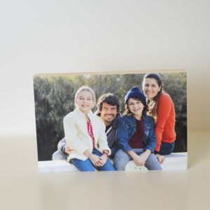 El Taco Max de madera, con un grosor de 25 mm, presenta un acabado mate que le otorga una apariencia elegante y robusta.