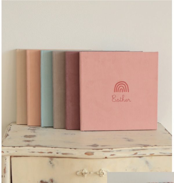 Álbum dulce con diseño minimal, simplifi cando todo a un material y un grabado láser que es el protagonista  en esta ocasión. Personaliza tu Álbum como mas te guste con todas nuestras opciones. Tamaño 30x30 cm cada página.  Caja Incluida Papel Silk. 
