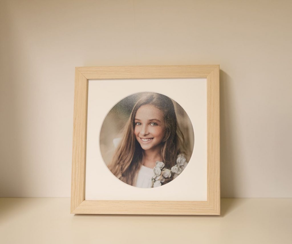 En Recuerditos entendemos la importancia de preservar estos recuerdos, por eso ofrecemos una exclusiva colección de marcos personalizados de alta calidad, diseñados para realzar la belleza de tus fotografías más especiales.
