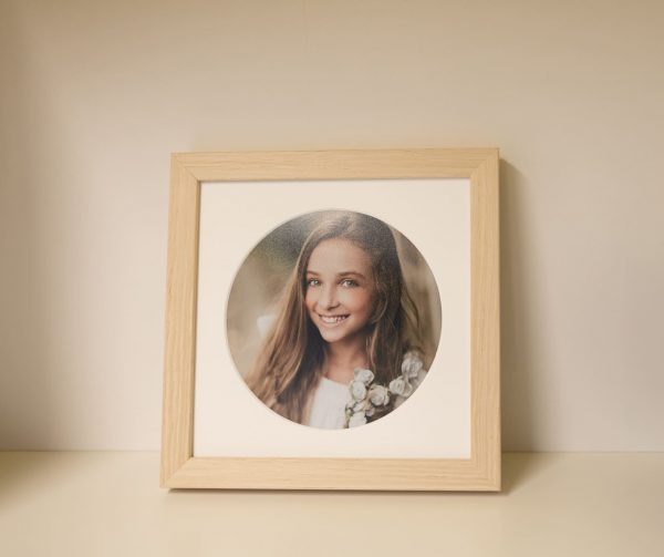 En Recuerditos entendemos la importancia de preservar estos recuerdos, por eso ofrecemos una exclusiva colección de marcos personalizados de alta calidad, diseñados para realzar la belleza de tus fotografías más especiales.