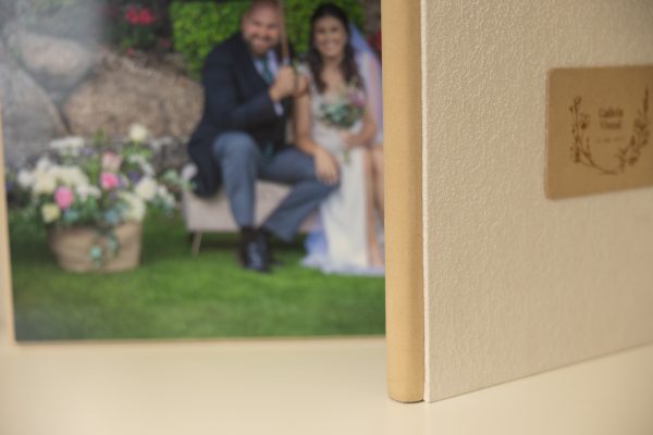 Este ábum de colección de boda combina delicadeza y estilo con un diseño inspirado en la colección Kiara, pero con un toque más sutil y patrones más diminutos.