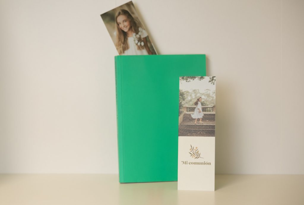 Con los Marcapáginas personalizados puede ofrecer a sus clientes una forma diferente de recordar sus mejores momentos. Siempre presentes a la vuelta de cada página, disponen de seis plantillas con impresión a doble cara y un elegante acabado.