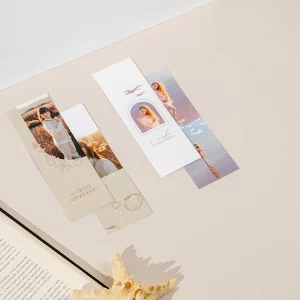 Con los Marcapáginas personalizados puede ofrecer a sus clientes una forma diferente de recordar sus mejores momentos. Siempre presentes a la vuelta de cada página, disponen de seis plantillas con impresión a doble cara y un elegante acabado.