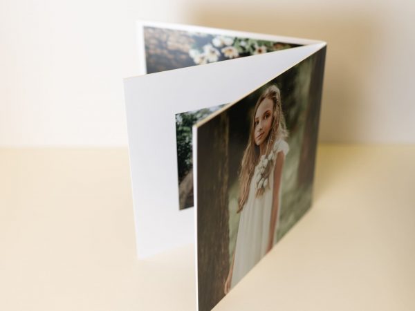 Estos pequeños libros son ideales como recordatorios en eventos especiales y para sesiones de estudio. Su diseño compacto y elegante los convierte en una excelente opción tanto para celebraciones personales como para promocionar empresas o servicios. Elaborados con papel fotográfico de alta calidad y una encuadernación duradera, ofrecen simplicidad y estilo en un formato práctico.
