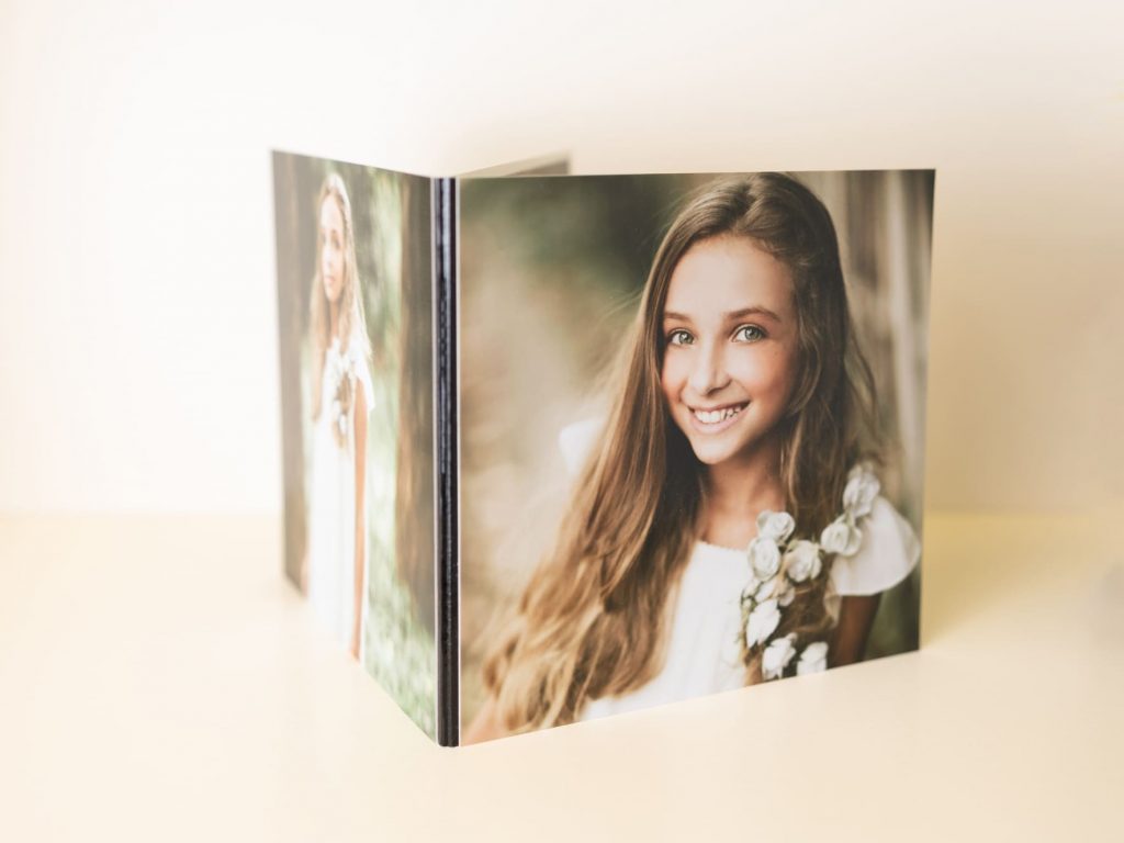 Estos pequeños libros son ideales como recordatorios en eventos especiales y para sesiones de estudio. Su diseño compacto y elegante los convierte en una excelente opción tanto para celebraciones personales como para promocionar empresas o servicios. Elaborados con papel fotográfico de alta calidad y una encuadernación duradera, ofrecen simplicidad y estilo en un formato práctico.