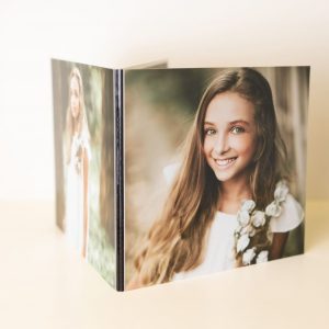 Estos pequeños libros son ideales como recordatorios en eventos especiales y para sesiones de estudio. Su diseño compacto y elegante los convierte en una excelente opción tanto para celebraciones personales como para promocionar empresas o servicios. Elaborados con papel fotográfico de alta calidad y una encuadernación duradera, ofrecen simplicidad y estilo en un formato práctico.