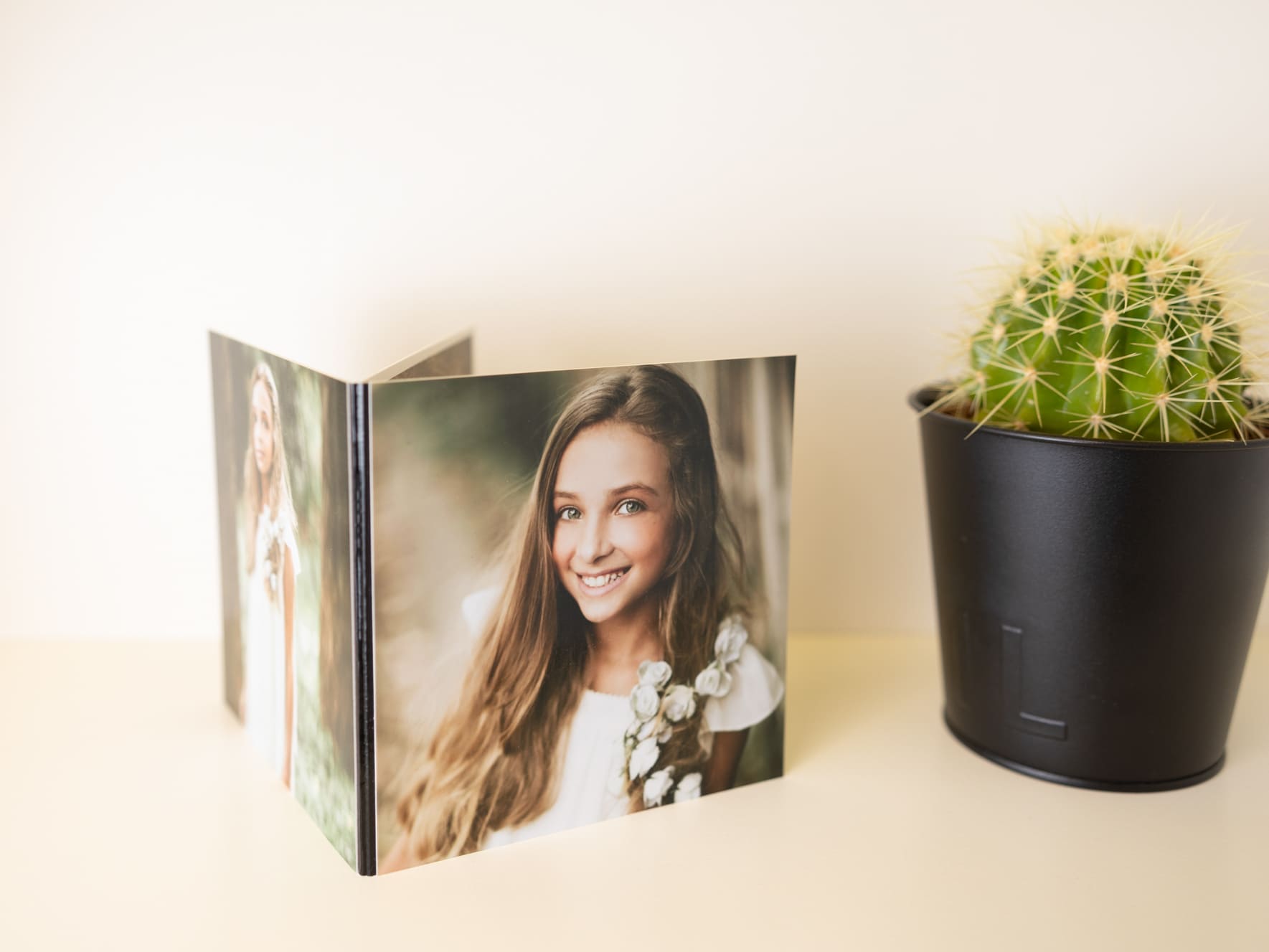 Los Minibooks Personalizados son el regalo o recordatorio ideal para bodas, comuniones, bautizos y eventos especiales. Hechos con papel fotográfico de alta calidad y encuadernación profesional, combinan elegancia y practicidad en un formato compacto y duradero.