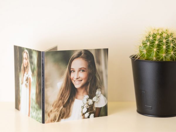 Estos pequeños libros son ideales como recordatorios en eventos especiales y para sesiones de estudio. Su diseño compacto y elegante los convierte en una excelente opción tanto para celebraciones personales como para promocionar empresas o servicios. Elaborados con papel fotográfico de alta calidad y una encuadernación duradera, ofrecen simplicidad y estilo en un formato práctico.