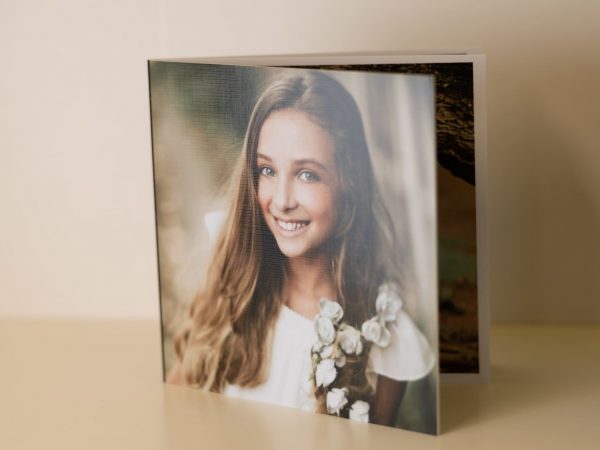 Estos pequeños libros son ideales como recordatorios en eventos especiales y para sesiones de estudio. Su diseño compacto y elegante los convierte en una excelente opción tanto para celebraciones personales como para promocionar empresas o servicios. Elaborados con papel fotográfico de alta calidad y una encuadernación duradera, ofrecen simplicidad y estilo en un formato práctico.