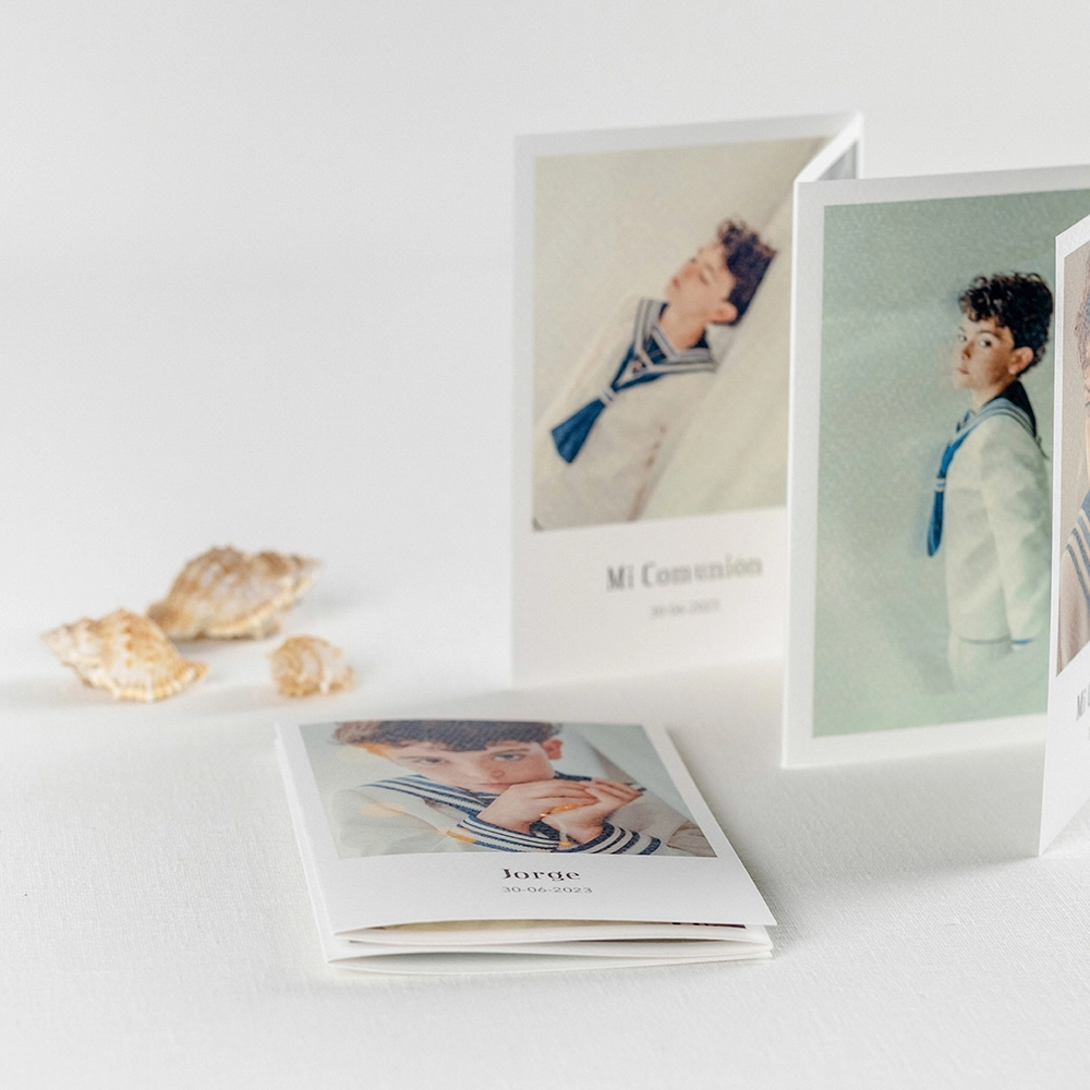 El Paper Folio Armonía (pack de 4 unidades) es un acordeón impreso diseñado para reunir tus mejores fotografías en un formato compacto y elegante.
