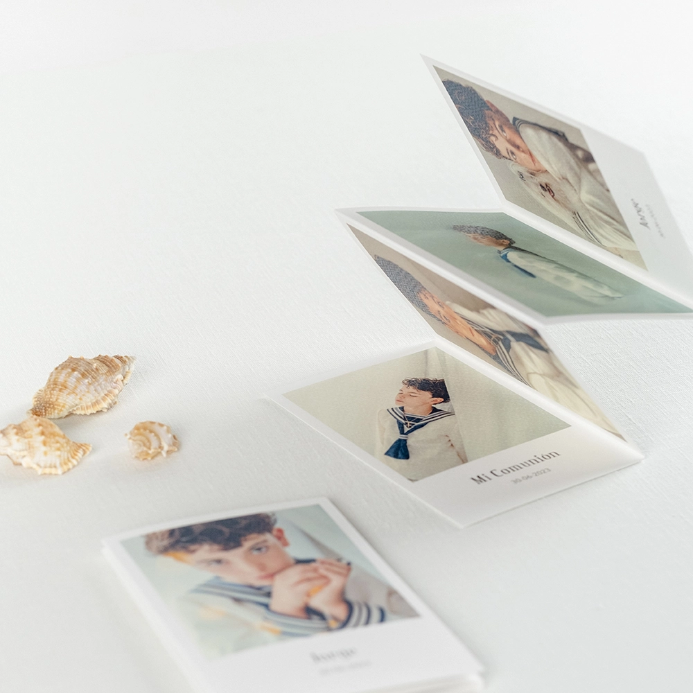El Paper Folio Armonía (pack de 4 unidades) es un acordeón impreso diseñado para reunir tus mejores fotografías en un formato compacto y elegante.