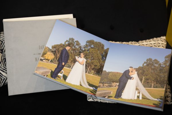 Este álbum de boda destaca por su excelente relación calidadprecio, convirtiéndose en una elección ideal para preservar los recuerdos de tu día especial. Su acabado en papel Pure White (mate y antiarañazos) asegura una presentación impecable y duradera.