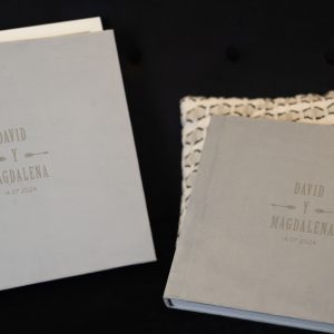 Este álbum de boda destaca por su excelente relación calidadprecio, convirtiéndose en una elección ideal para preservar los recuerdos de tu día especial. Su acabado en papel Pure White (mate y antiarañazos) asegura una presentación impecable y duradera.