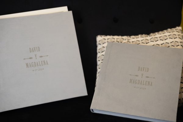 Este álbum de boda destaca por su excelente relación calidadprecio, convirtiéndose en una elección ideal para preservar los recuerdos de tu día especial. Su acabado en papel Pure White (mate y antiarañazos) asegura una presentación impecable y duradera.