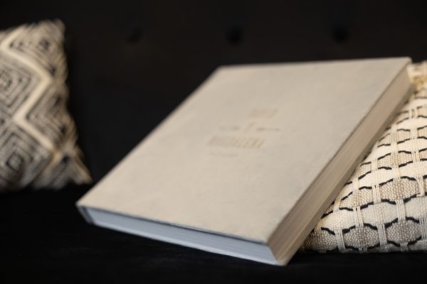 Este álbum de boda destaca por su excelente relación calidadprecio, convirtiéndose en una elección ideal para preservar los recuerdos de tu día especial. Su acabado en papel Pure White (mate y antiarañazos) asegura una presentación impecable y duradera.