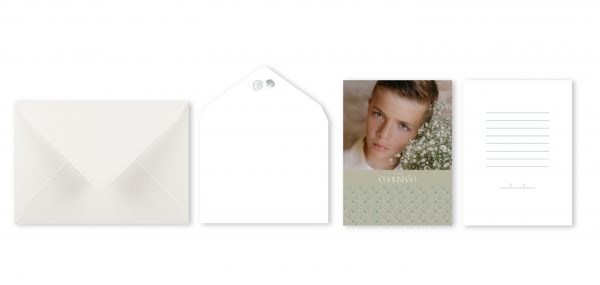 La Photo Card Premium + Postal + Sellos es una opción elegante y minimalista para invitaciones de Comunión.