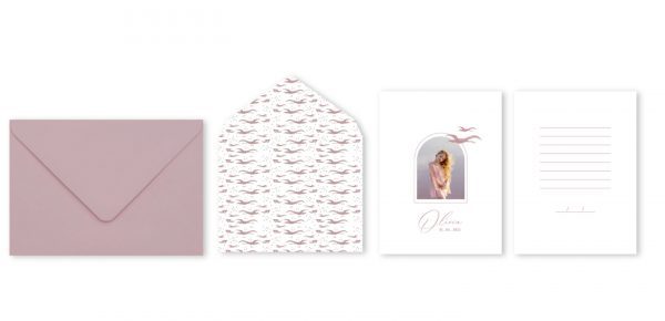 La Photo Card Premium + Postal + Sellos es una opción elegante y minimalista para invitaciones de Comunión.