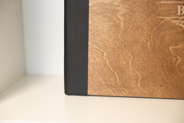 La Colección de Álbum de Boda Natural combina la tranquilidad de la naturaleza con la elegancia rústica, creando un álbum único que destaca por su belleza y durabilidad. Perfecto para parejas que buscan un diseño auténtico, este álbum fusiona materiales nobles con acabados de calidad superior.