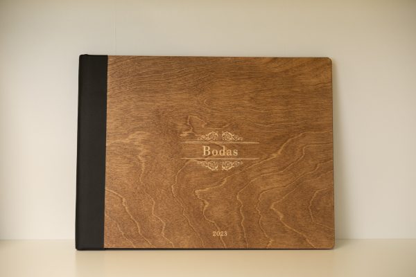 La Colección de Álbum de Boda Natural combina la tranquilidad de la naturaleza con la elegancia rústica, creando un álbum único que destaca por su belleza y durabilidad. Perfecto para parejas que buscan un diseño auténtico, este álbum fusiona materiales nobles con acabados de calidad superior.