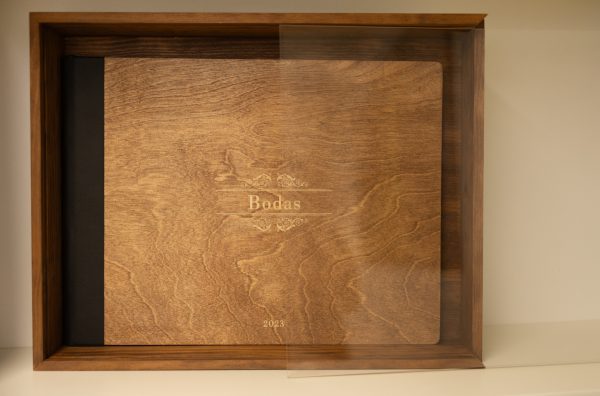 La Colección de Álbum de Boda Natural combina la tranquilidad de la naturaleza con la elegancia rústica, creando un álbum único que destaca por su belleza y durabilidad. Perfecto para parejas que buscan un diseño auténtico, este álbum fusiona materiales nobles con acabados de calidad superior.