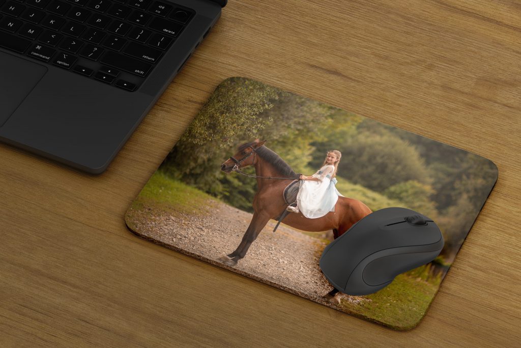 Dale un toque único a tu espacio de trabajo con nuestras alfombrillas personalizables. Perfectas para casa u oficina, puedes elegir tus fotos y diseñarlas a tu gusto para obtener un resultado profesional y de alta calidad. Fabricadas en material textil duradero, en tamaño 23x19 cm, son el complemento ideal para uso personal o profesional.