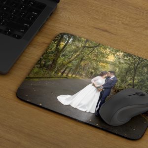 Dale un toque único a tu espacio de trabajo con nuestras alfombrillas personalizables. Perfectas para casa u oficina, puedes elegir tus fotos y diseñarlas a tu gusto para obtener un resultado profesional y de alta calidad. Fabricadas en material textil duradero, en tamaño 23x19 cm, son el complemento ideal para uso personal o profesional.