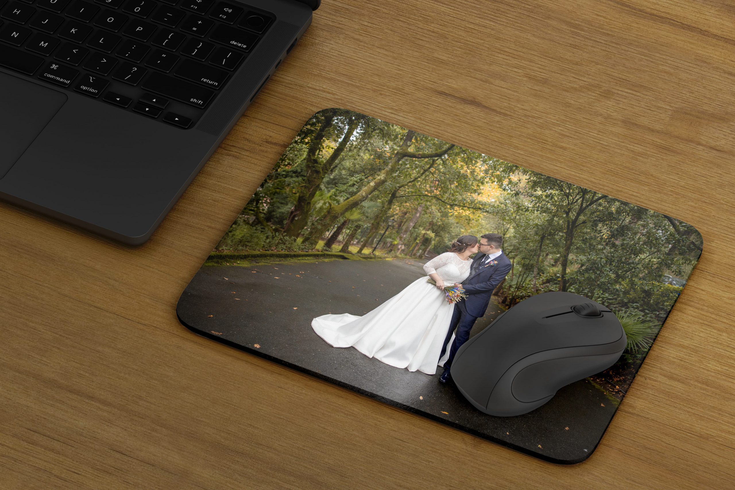 Dale un toque único a tu espacio de trabajo con nuestras alfombrillas personalizables. Perfectas para casa u oficina, puedes elegir tus fotos y diseñarlas a tu gusto para obtener un resultado profesional y de alta calidad. Fabricadas en material textil duradero, en tamaño 23x19 cm, son el complemento ideal para uso personal o profesional.