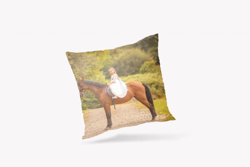Este cojín sublimado destaca por su impresionante calidad fotográfica, ideal para personalizar con tus imágenes favoritas. Suave y duradero, aporta un toque decorativo único y especial a cualquier espacio, permitiéndote mantener vivos tus recuerdos en un formato cómodo y acogedor. Perfecto para regalar o decorar el hogar con un detalle personal y lleno de significado.