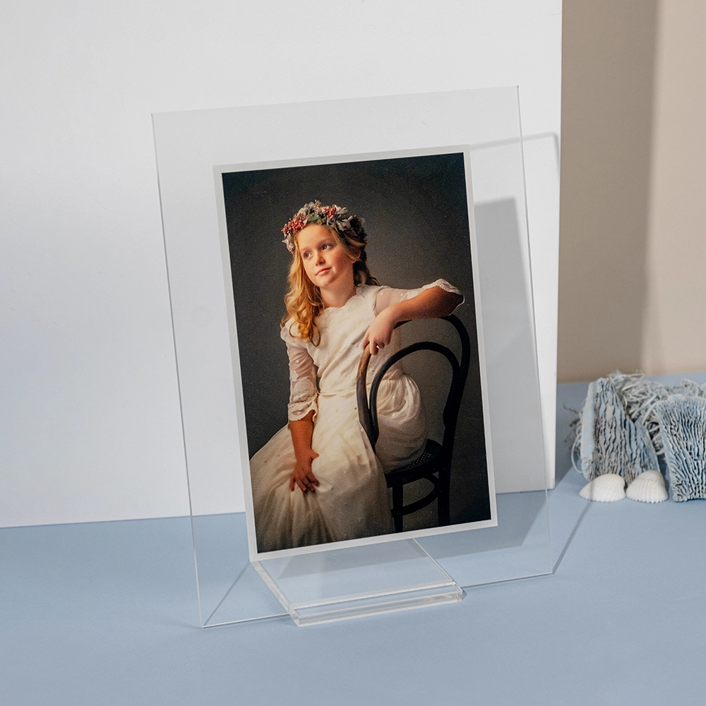 Marco de Diseño en Acrílico Personalizado con Foto — Un marco moderno y luminoso fabricado en acrílico de 5 mm, con impresión UV sobre base blanca y soporte acrílico transparente. Ideal para destacar tus recuerdos con profundidad y brillo.