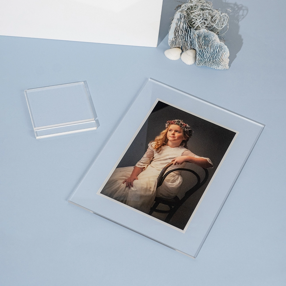 Marco de Diseño en Acrílico Personalizado con Foto — Un marco moderno y luminoso fabricado en acrílico de 5 mm, con impresión UV sobre base blanca y soporte acrílico transparente. Ideal para destacar tus recuerdos con profundidad y brillo.