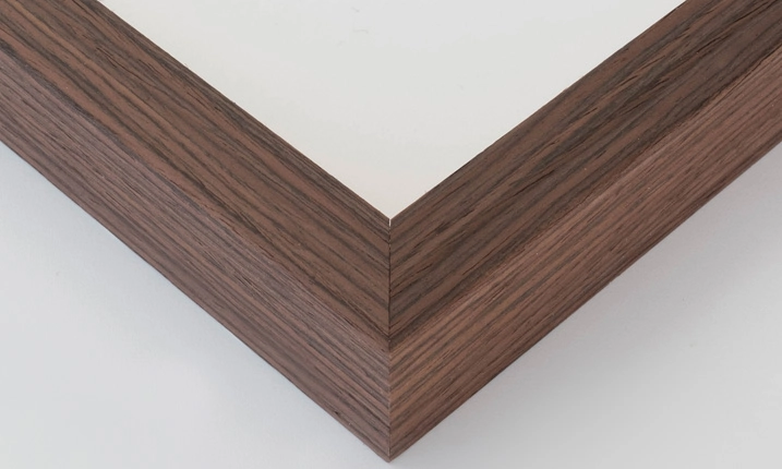 La sencillez define la estética del Marco Flybox Nature, convirtiéndolo en una opción versátil y encantadora para cualquier espacio.