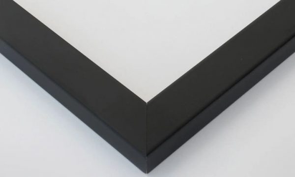 Marco Classic Colección con diseño minimalista, cuenta con líneas rectas y clásicas que combinan en cualquier espacio, independientemente de su estilo. La colección Classic se puede adquirir en negro Passepartout Blanco Acrilico antireflejos Recuerda subir tu foto en la mejor calidad posible para garantizar un resultado excepcional en tu pedido.