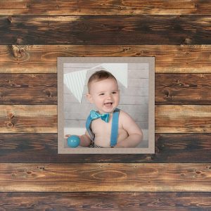 El Marco Contemporary Personalizado con Fotografía es una pieza diseñada para quienes valoran la estética moderna, limpia y equilibrada.