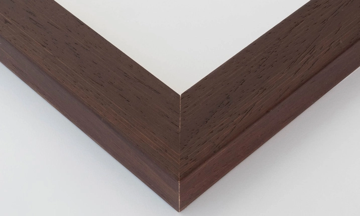 El Marco Contemporary Personalizado con Fotografía es una pieza diseñada para quienes valoran la estética moderna, limpia y equilibrada.