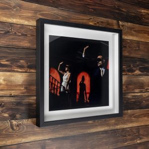 El Marco Flybox es una opción ideal para quienes buscan dar un toque de profundidad y contemporaneidad a sus imágenes y espacios. Con un espesor mayor de lo habitual, este marco crea un efecto visual que impresionará a todos, elevando el estilo de cualquier foto que decidas enmarcar. Disponible en negro, aporta un aire moderno y elegante que se adapta perfectamente a cualquier decoración. Incluye un paspartú blanco que destaca la imagen y un acrílico antireflejos para asegurar la mejor calidad y protección.