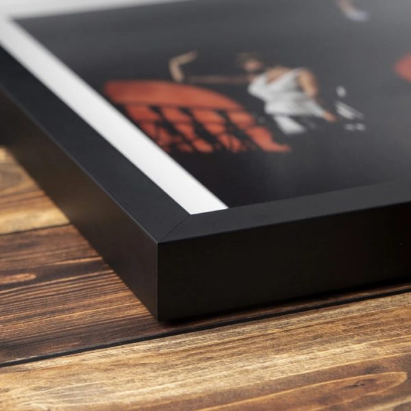 El Marco Flybox es una opción ideal para quienes buscan dar un toque de profundidad y contemporaneidad a sus imágenes y espacios. Con un espesor mayor de lo habitual, este marco crea un efecto visual que impresionará a todos, elevando el estilo de cualquier foto que decidas enmarcar. Disponible en negro, aporta un aire moderno y elegante que se adapta perfectamente a cualquier decoración. Incluye un paspartú blanco que destaca la imagen y un acrílico antireflejos para asegurar la mejor calidad y protección.