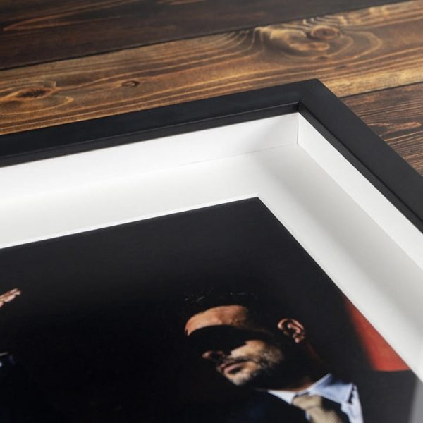 El Marco Flybox es una opción ideal para quienes buscan dar un toque de profundidad y contemporaneidad a sus imágenes y espacios. Con un espesor mayor de lo habitual, este marco crea un efecto visual que impresionará a todos, elevando el estilo de cualquier foto que decidas enmarcar. Disponible en negro, aporta un aire moderno y elegante que se adapta perfectamente a cualquier decoración. Incluye un paspartú blanco que destaca la imagen y un acrílico antireflejos para asegurar la mejor calidad y protección.