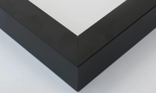 El Marco Flybox es una opción ideal para quienes buscan dar un toque de profundidad y contemporaneidad a sus imágenes y espacios. Con un espesor mayor de lo habitual, este marco crea un efecto visual que impresionará a todos, elevando el estilo de cualquier foto que decidas enmarcar. Disponible en negro, aporta un aire moderno y elegante que se adapta perfectamente a cualquier decoración. Incluye un paspartú blanco que destaca la imagen y un acrílico antireflejos para asegurar la mejor calidad y protección.